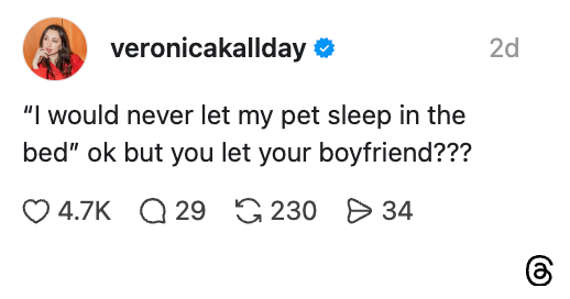 Sosiale medier innlegg som stiller spørsmål ved en preferanse for å la kjæledyr kontra betydelige andre sove i sengen; 4,7K liker, 29 kommentarer, 230 delinger