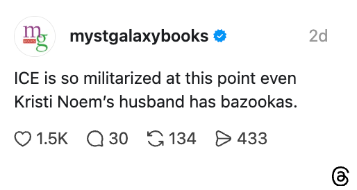 Innlegg som diskuterer ICEs militarisering som fleiper om at Kristi Noems mann har bazookaer. Engasjert med 1,5K likes og 433 delinger
