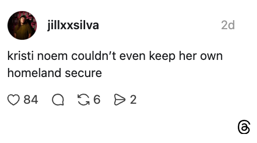 Innlegg i sosiale medier som kritiserer Kristi Noems håndtering av statlig sikkerhet, med engasjementsikoner nedenfor