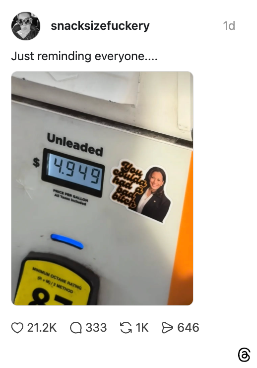 Bensinpumpe viser en pris på $4,949 per gallon med et klistremerke av en smilende person ved siden av, som sier: 