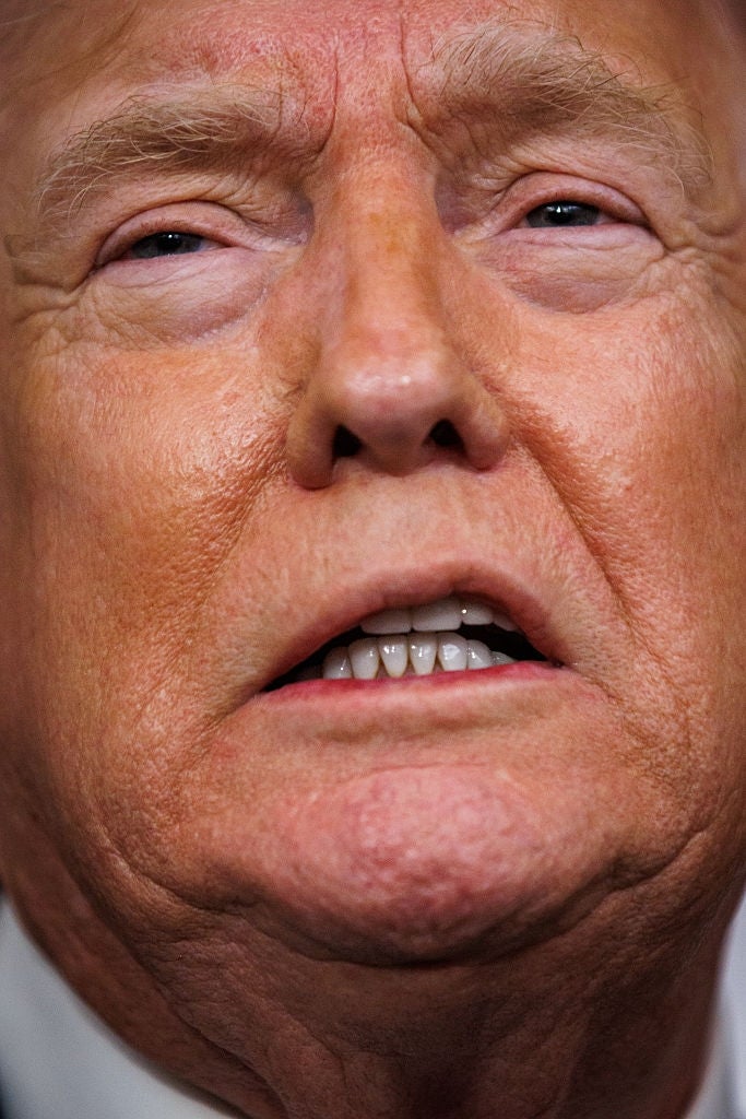 Jeg vet ikke hvem denne personen er. Nærbilde av en eldre mann med et nøytralt uttrykk, som viser detaljerte ansiktstrekk og hudtekstur