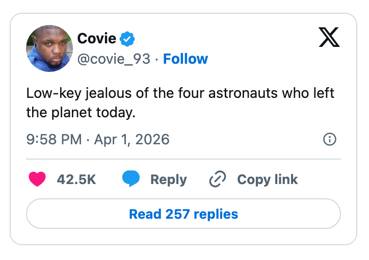 Tweet fra bruker som uttrykker sjalusi til fire astronauter som forlot jorden, datert 1. april 2026