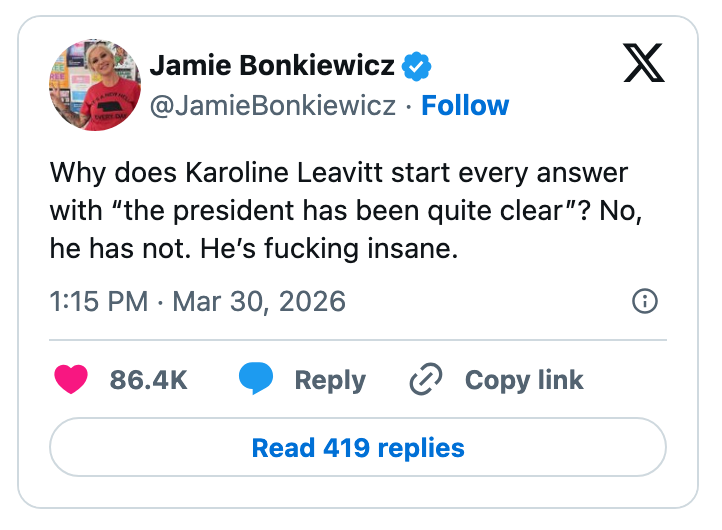 Tweet av Jamie Bonkiewicz som stiller spørsmål ved Karoline Leavitts gjentatte frase om presidentens klarhet, og bruker sterkt språk for å kritisere