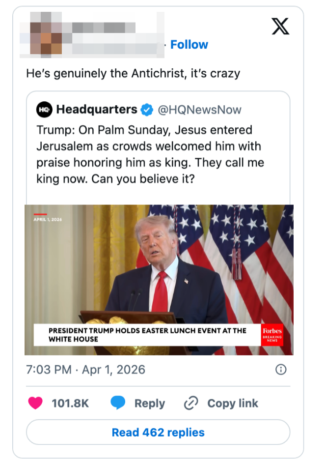 Skjermbilde av en tweet med et nyhetsbilde av en person som snakker på et podium, flankert av amerikanske flagg