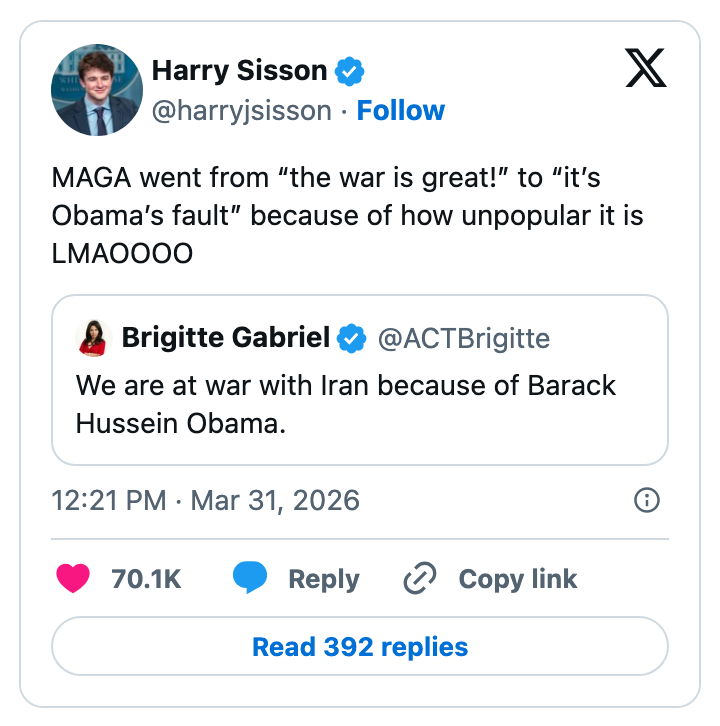 Tweet av Harry Sisson som kritiserer et skifte i MAGA-retorikken, og viser til en tweet av Brigitte Gabriel som klandrer Barack Obama for krig med Iran