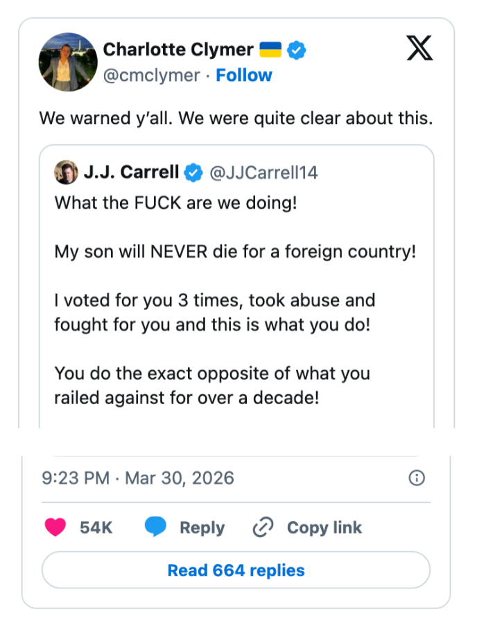 Tweet av Charlotte Clymer som deler en annen tweet som kritiserer politikere for handlinger i strid med tidligere standpunkter, og uttrykker sinne over militære beslutninger