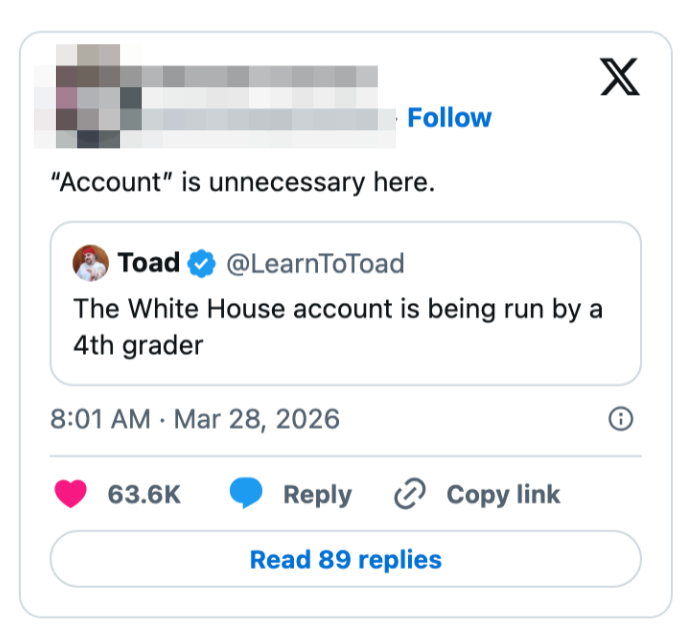 Tweet som fleiper om at en konto i Det hvite hus drives av en 4. klassing, med en kommentar som sier 