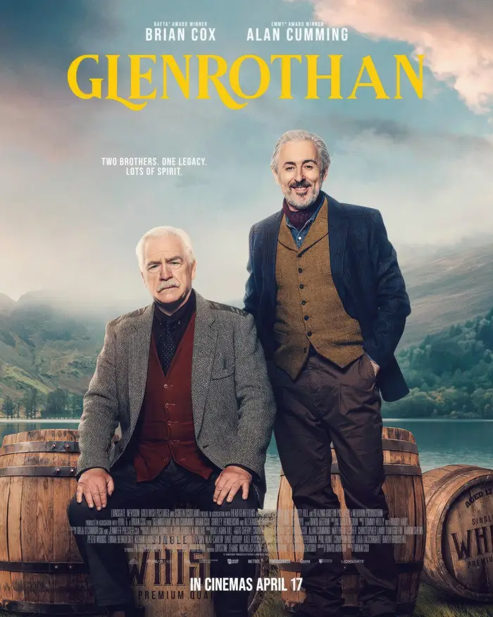 Filmplakat for "Glenrothan" med to eldre menn i dress som står utendørs med tønner, og promoterer en filmutgivelse 17. april