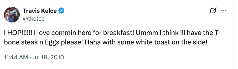 Tweet fra Travis Kelce: Uttrykker begeistring over å bestille T-bone biff og egg med hvit toast til frokost på IHOP. Datert 18. juli 2010