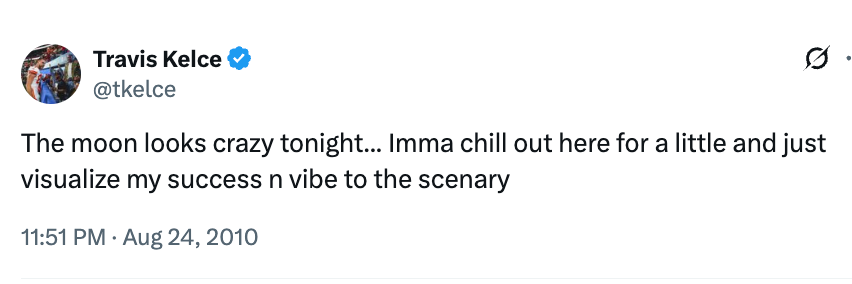 Tweet av @tkelce: "Månen ser sprø ut i kveld... Imma slapp av her en liten stund og visualiser suksessen min til sceneriet."