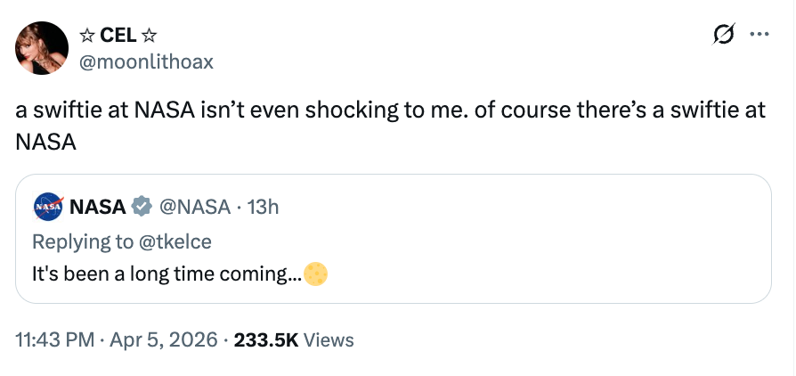 Tweet-samtale om en Taylor Swift-fan hos NASA, med henvisning til et svar med 