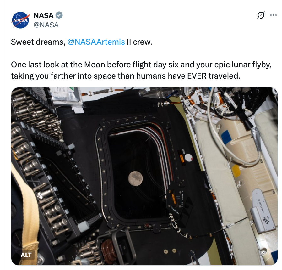 Utsikt over månen gjennom et romfartøysvindu, delt i en NASA-tweet om Artemis II-mannskapets måneflyvning og romreise