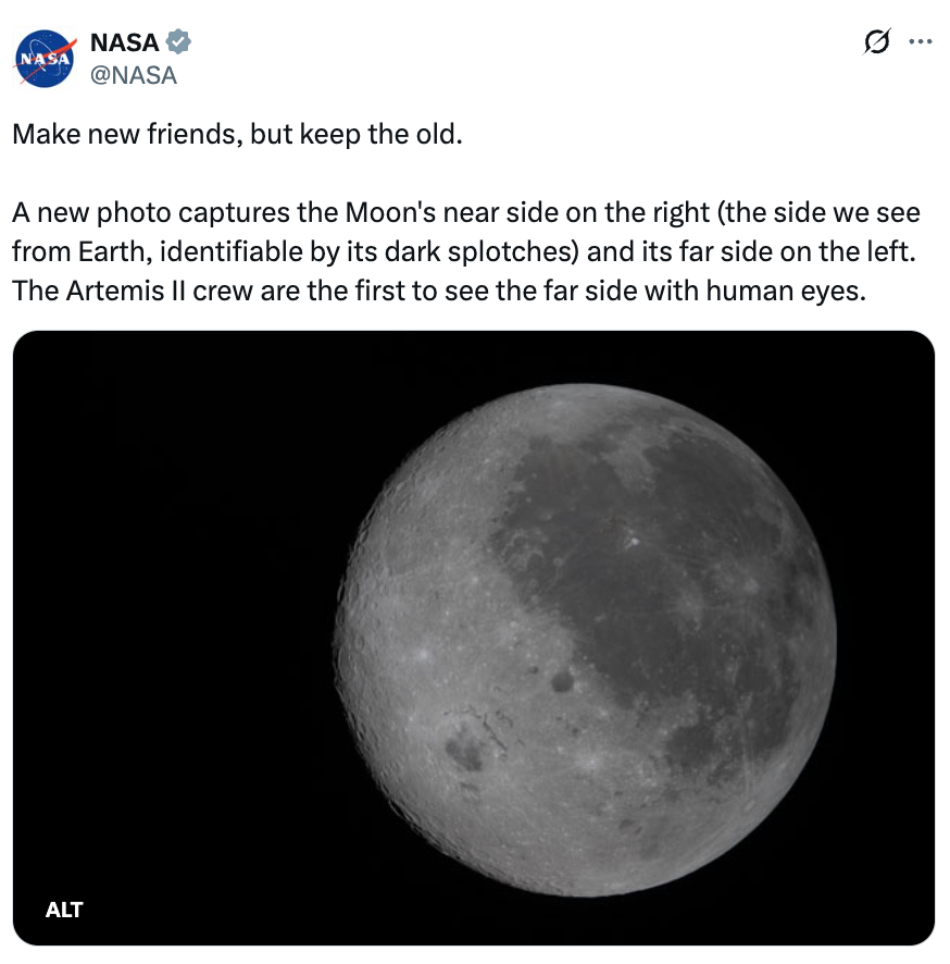 NASA tweet som viser et månebilde: nær side med synlige mørke flekker til høyre, og andre side til venstre sett av Artemis II-mannskapet