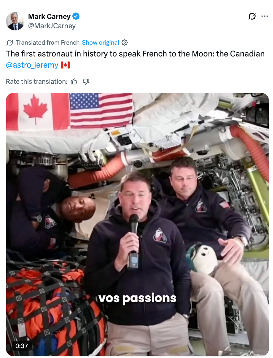 Tre astronauter inne i et romfartøy, en holder en mikrofon. Tekst: "vos lidenskaper." Kanadisk flagg synlig