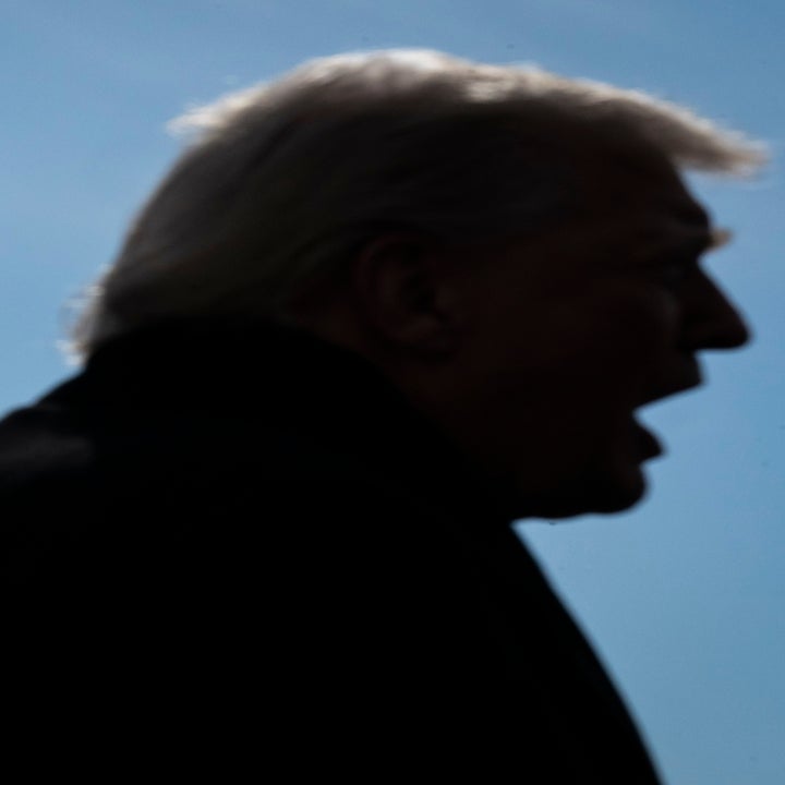 Silhuett av en mann som snakker foran Washington-monumentet, under klar himmel