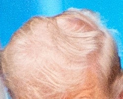 Et nærbilde av en Donald Trumps hår, med fokus på den øverste delen der det har delt seg veldig merkelig