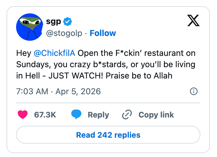 Tweet som oppfordrer Chick-fil-A til å åpne på søndager, ved å bruke sterkt språk og religiøse referanser