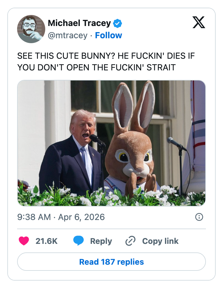 Innlegg på sosiale medier med en person og en person i et stort kanindrakt på et podium. Tekst oppfordrer humoristisk til handling for å "lagre" kaninen
