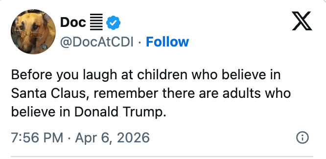 Tweet som sammenligner troen på julenissen av barn med troen på Donald Trump av voksne, datert 6. april 2026