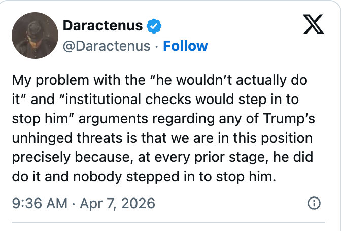 Tweet av Daractenus som uttrykker frustrasjon over å stole på institusjonelle kontroller for å forhindre Trumps handlinger, og understreker tidligere passivitet