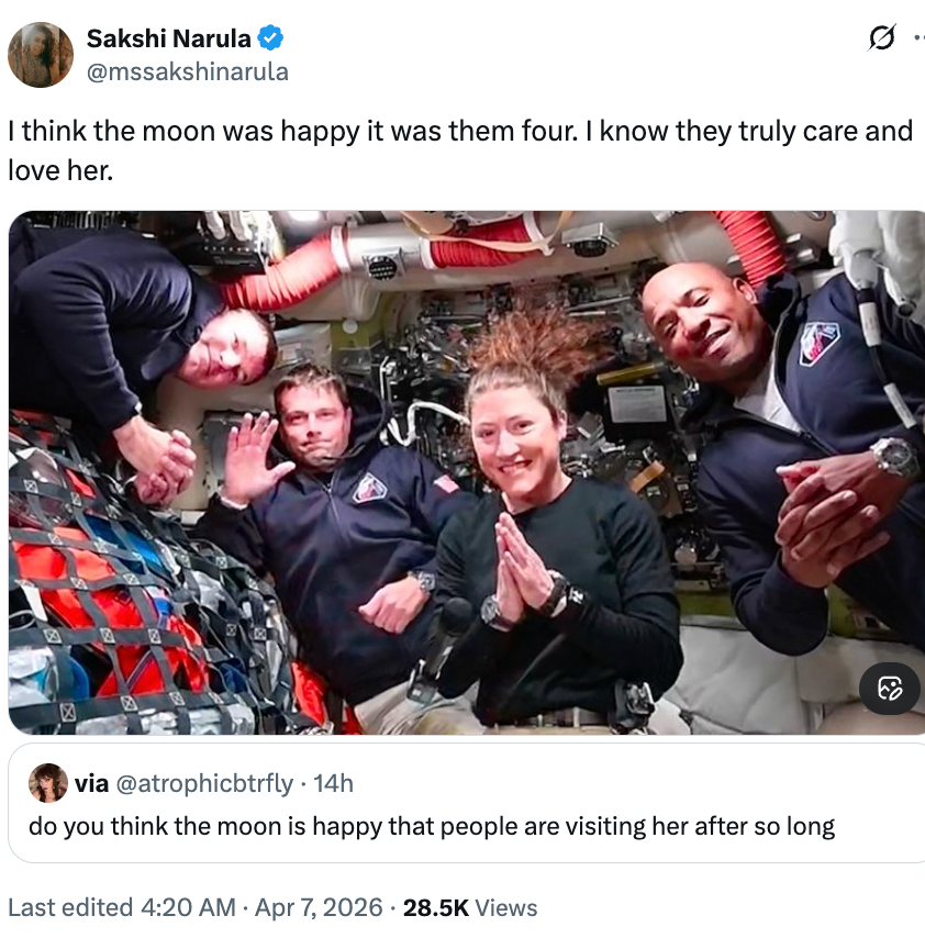 Astronauter flyter inne i et romfartøy, smiler og poserer sammen, omgitt av utstyr, i en tweet om omsorg for månen