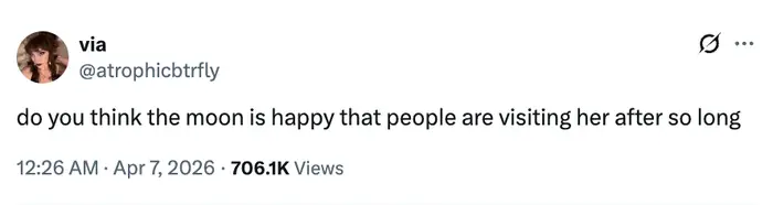 Tweet fra @atrophicbtrfly: "tror du månen er glad for at folk besøker henne etter så lang tid."