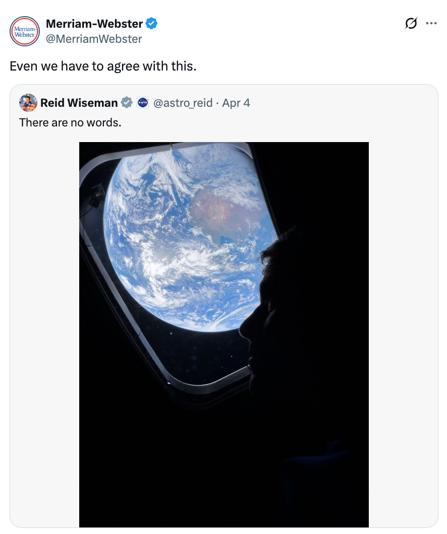 Silhuett av en person som stirrer på jorden fra et romfartøyvindu, delt i en Merriam-Webster tweet