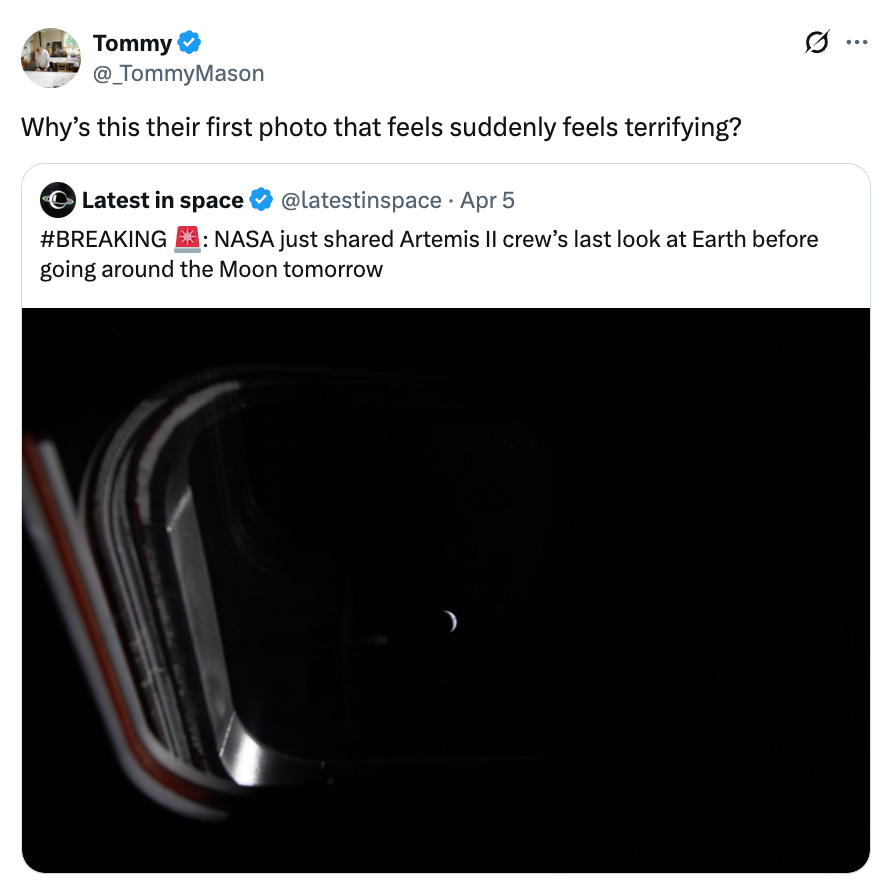 Tweet av @latestinspace: #BREAKING NASA deler Artemis II-mannskapets siste blikk på jorden før månens reise. Bildet viser jorden fra romfartøyvinduet