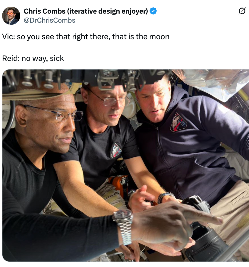 Tre personer i et romfartøy, fokusert og peker på en skjerm. Tekst ovenfor: 