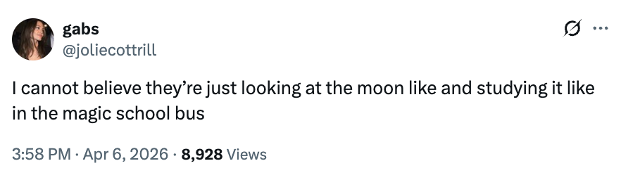 Tweet av brukeren @joliecottrill undrer seg over folk som studerer månen som den magiske skolebussen