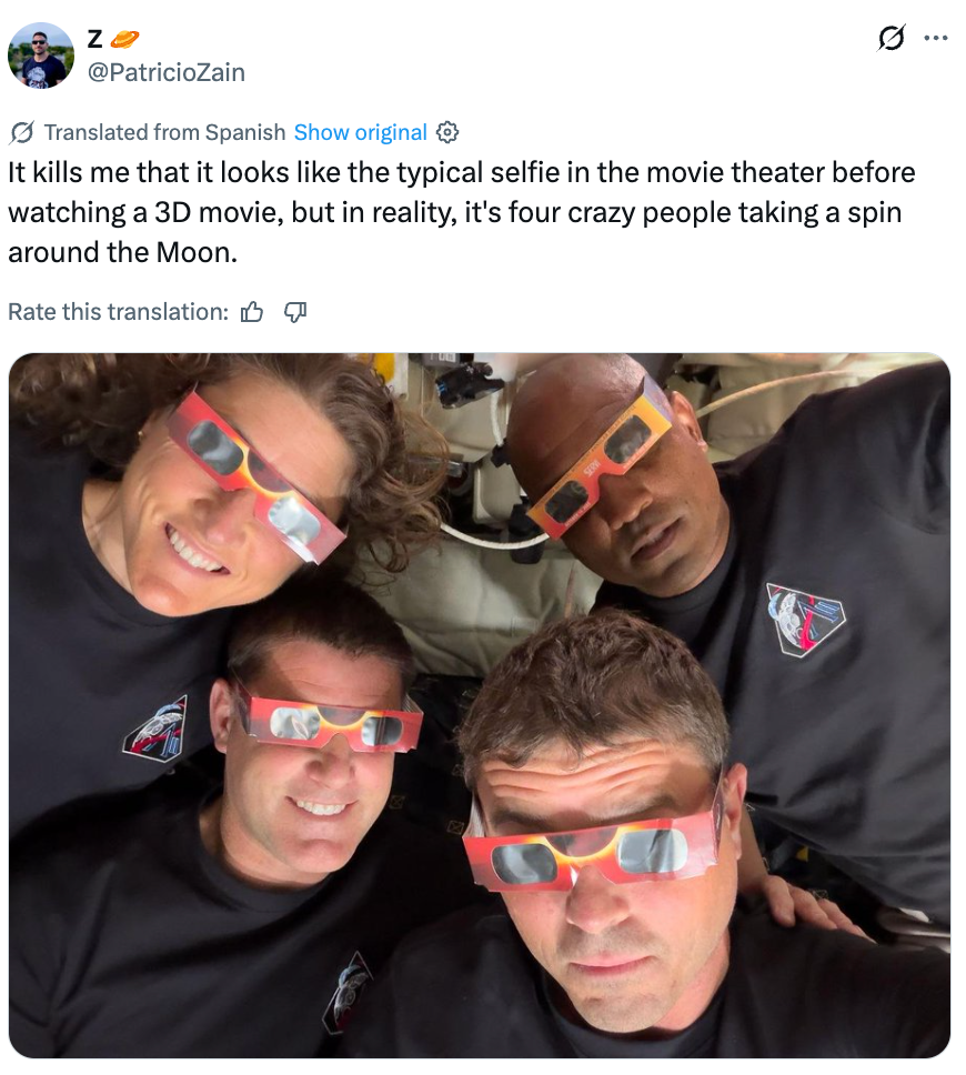 Fire personer med rød-blå 3D-briller poserer for en selfie i rommiljø, som på humoristisk vis ligner en kinoopplevelse