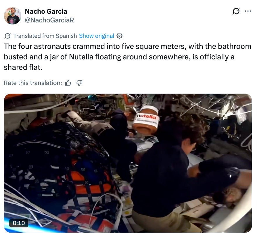 Astronauter på en trang romstasjon med en flytende Nutella-krukke, spøkefullt omtalt som en delt leilighet