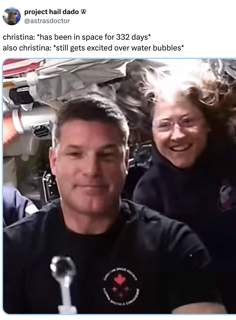 To astronauter i et romfartøy, en smilende, med tekst som fleiper om begeistring over vannbobler etter 332 dager i verdensrommet