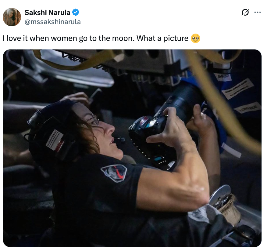 En person i astronaututstyr som arbeider inne i et romfartøy, delt med en bildetekst om kvinner som drar til månen