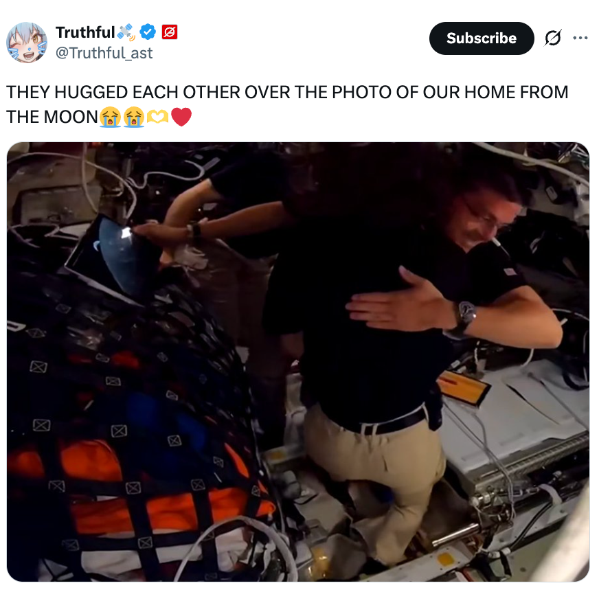 To astronauter klemmer seg inne i et romfartøy, og omfavner seg følelsesmessig i feiring eller ettertanke