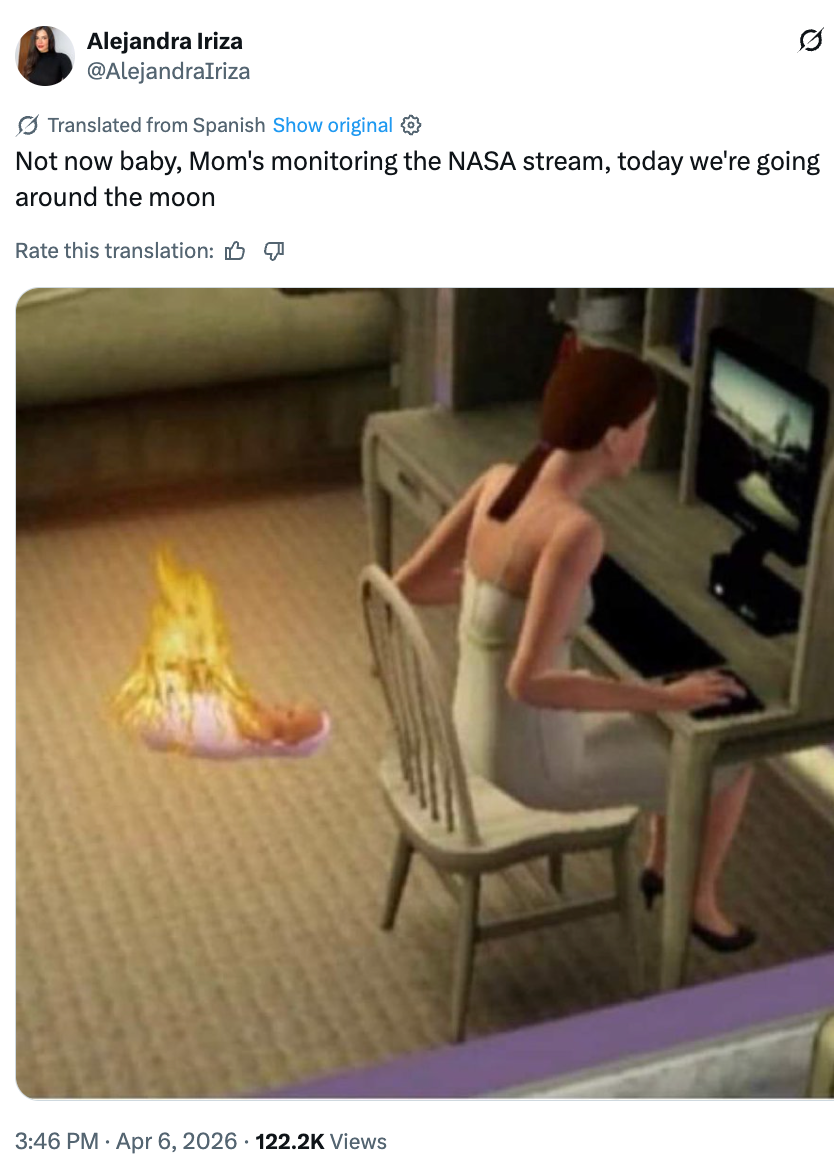 Kvinne fokusert på datamaskinen mens en liten, humoristisk plassert flammende sko sitter ved siden av henne. Tekst: Overvåker NASA-strømmen, går rundt månen