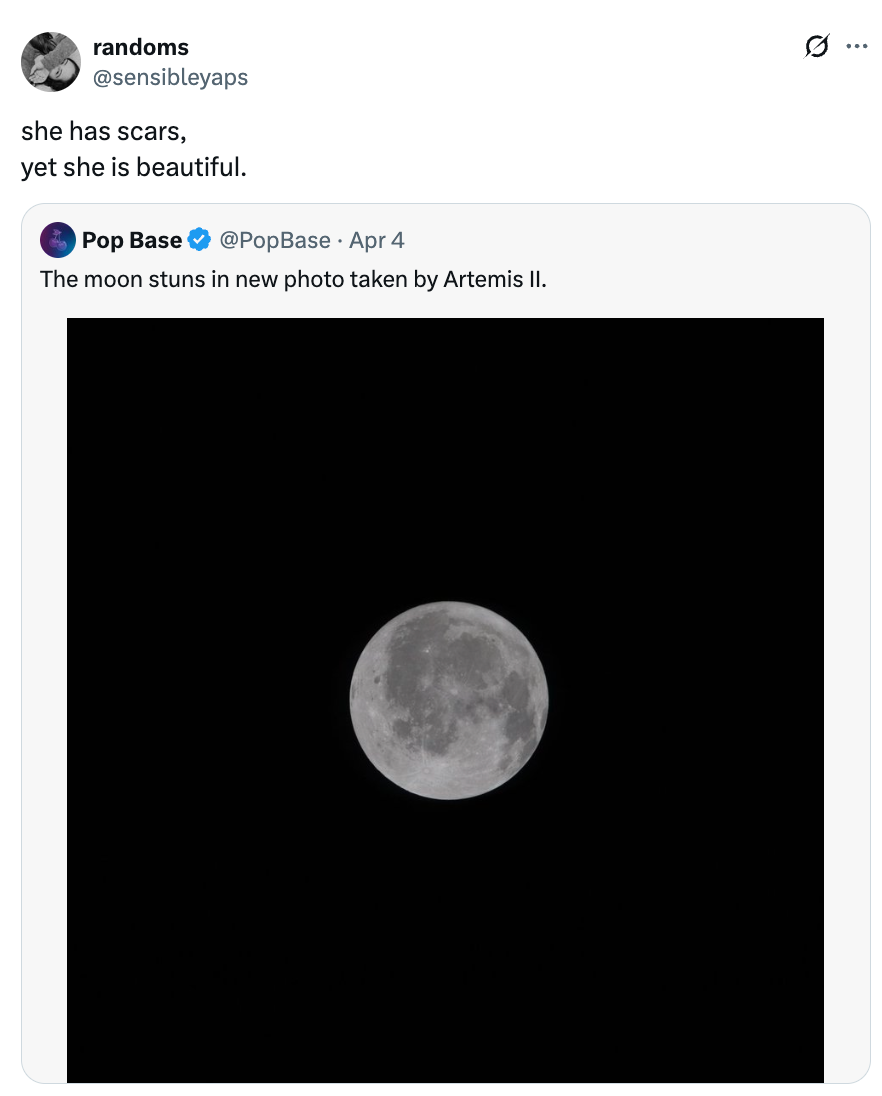Tweet med en poetisk bildetekst over et retweetet bilde av månen, beskrevet som fantastisk av Artemis II