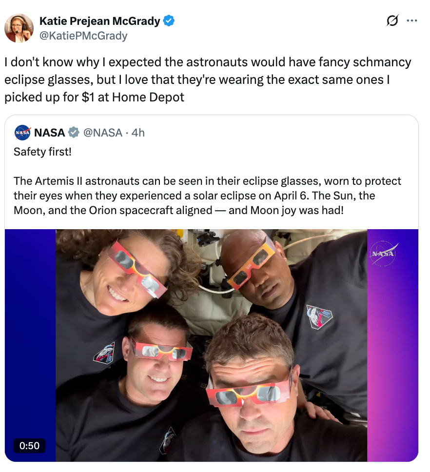 Tweet av Katie McGrady som på humoristisk vis bemerker astronauter som har på seg grunnleggende formørkelsesbriller som ligner på billige hun kjøpte. Inkluderer bilde av astronauter