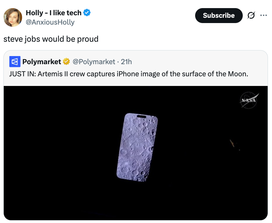 Tweet som viser en telefon med månens overflatebilde, med teksten 