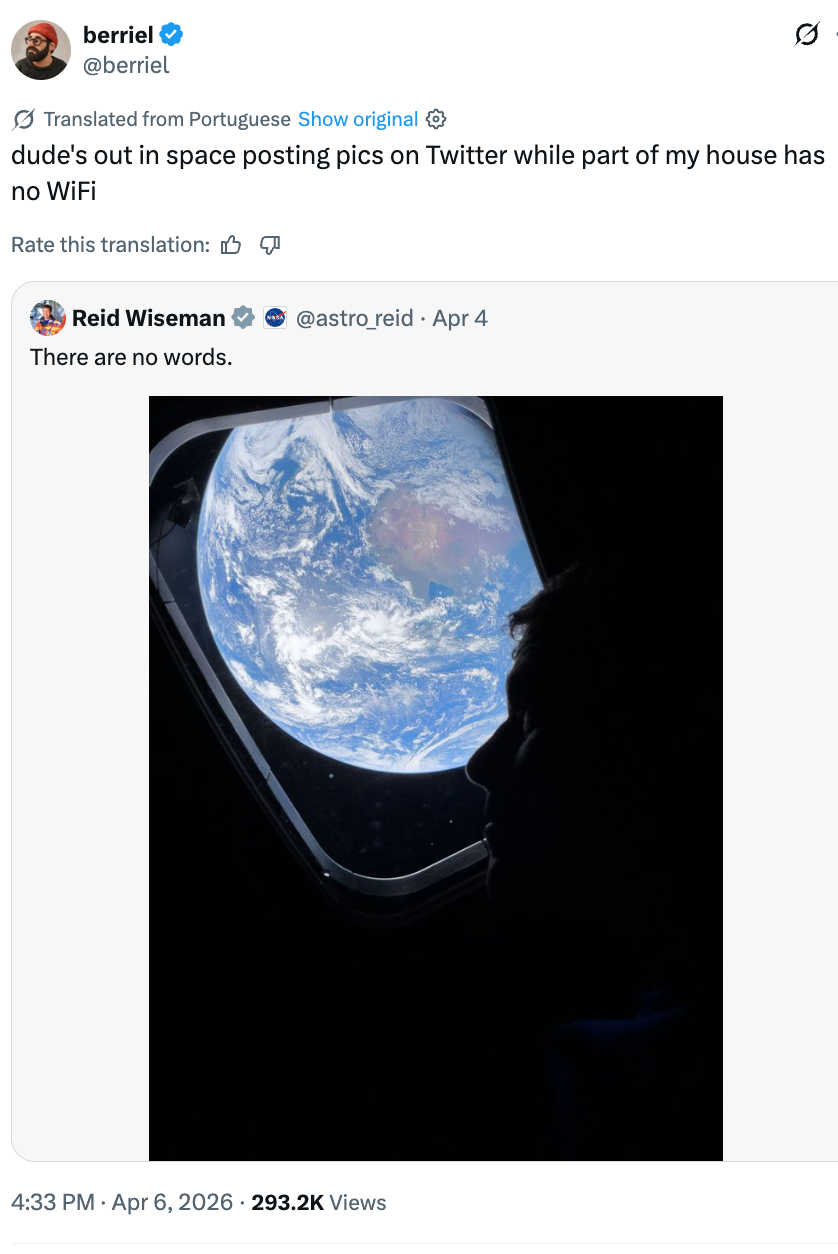 Astronaut ser på jorden gjennom romfartøysvinduet, silhuettprofil. Innlegg i sosiale medier bemerker humoristisk jordens WiFi-brudd