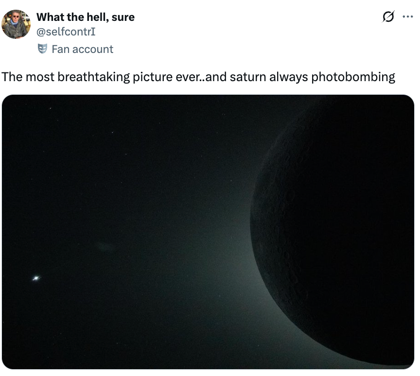 En fjern planet er synlig med Saturn i bakgrunnen, og kaster en dramatisk og kosmisk scene