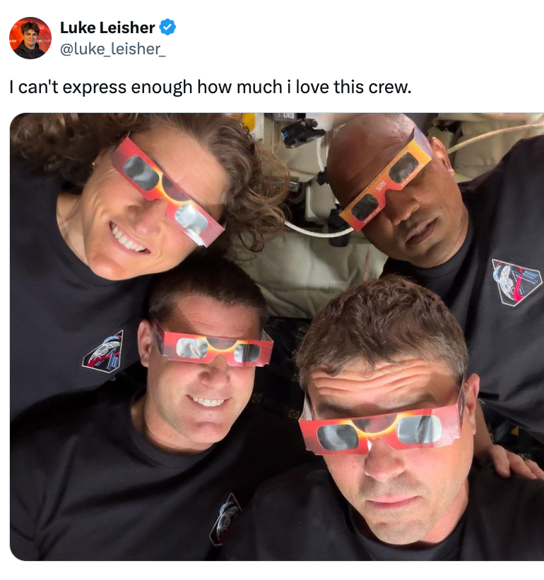 Gruppeselfie av fire personer med 3D-briller og smiler sammen innendørs. Bildetekst uttrykker hengivenhet for gruppen