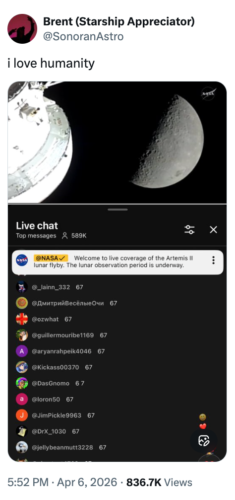 Bilde av en direktesending som viser månen fra et romfartøy. Overlegget inkluderer live chat-meldinger og antall visninger