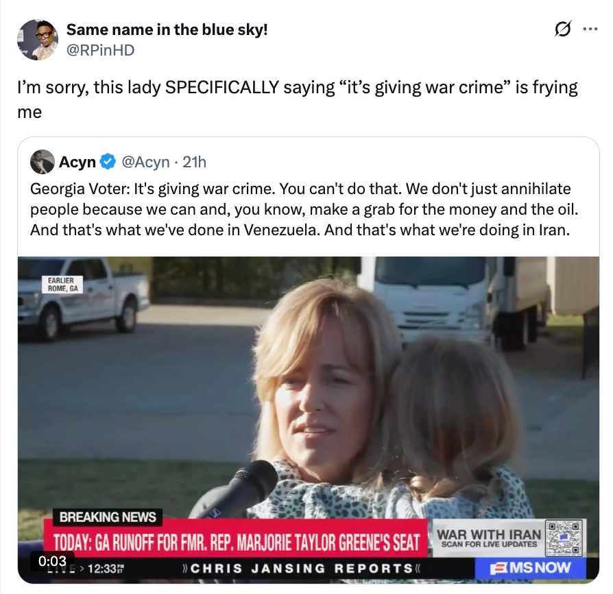 En nyhetssending viser en kvinne som snakker, med en overskrift om Marjorie Taylor Greenes avrenning. En tweet håner uttalelsen hennes om krigsforbrytelser