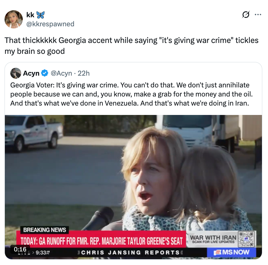 Bilde av en person som snakker på et utendørsarrangement med et barn foran. Skjermteksten viser et sitat om anklager om krigsforbrytelser