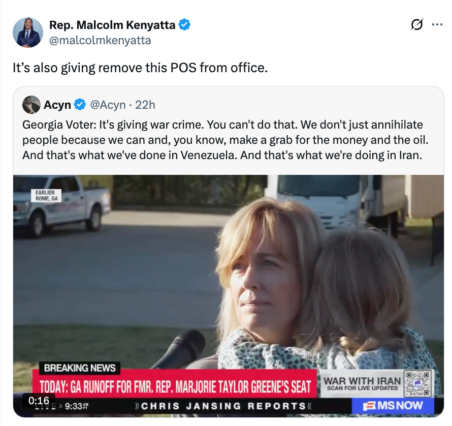 Bilde av et nyhetsklipp med en kvinne som snakker om krigsforbrytelser og regjeringshandlinger; overlegg tweet-kommentarer om politisk fjerning