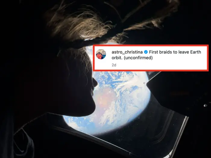 Person som stirrer ut fra et romfartøysvindu på jorden fra verdensrommet, med en delvis silhuett som innrammer planetens syn