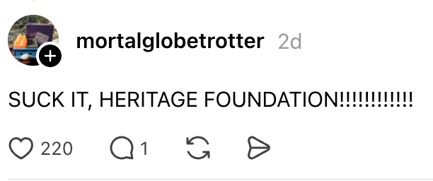 Et innlegg av "mortalglobetrotter" lyder, "SUGG DET, HERITAGE FOUNDATION!!!!!!!!!!!!" med 220 likes, 1 kommentar og delingsmuligheter