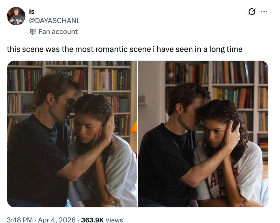 To personer deler et emosjonelt øyeblikk, med en person som holder den andres ansikt ømt i hjemlige omgivelser