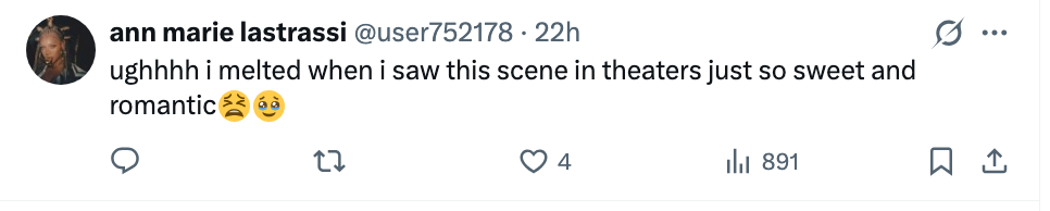 Tweet som uttrykker glede over en romantisk filmscene sett på kino. Inkluderer hjerte- og gråtende emojier